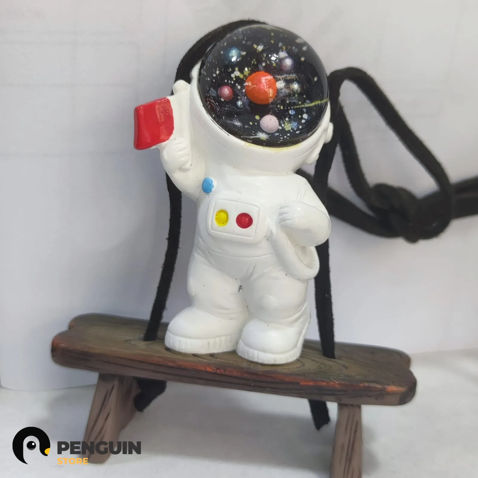 دلاية "رائد الفضاء الفاتح" (Conqueror Astronaut) - إكسسوار مرآة السيارة بتصميم "علم الإنجاز" وخوذة المجرة من Penguin Store 🧑‍🚀🚩🌌