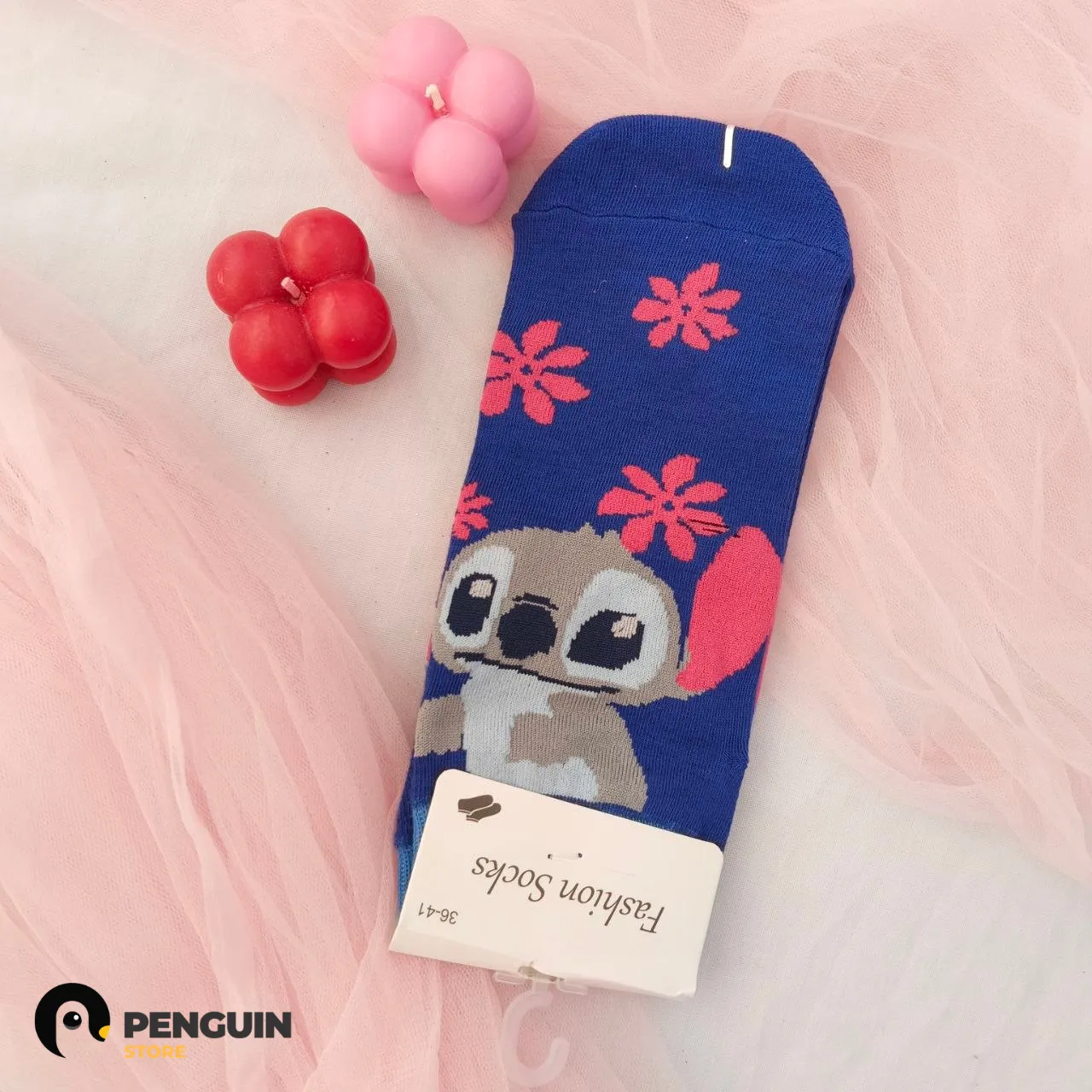 شراب "ستيتش" (Stitch) كحلي بـ نقشة الزهور - شراب فاشون بتصميم "Tropical Vibe" وألوان مبهجة من Penguin Store 💙🧦🌸