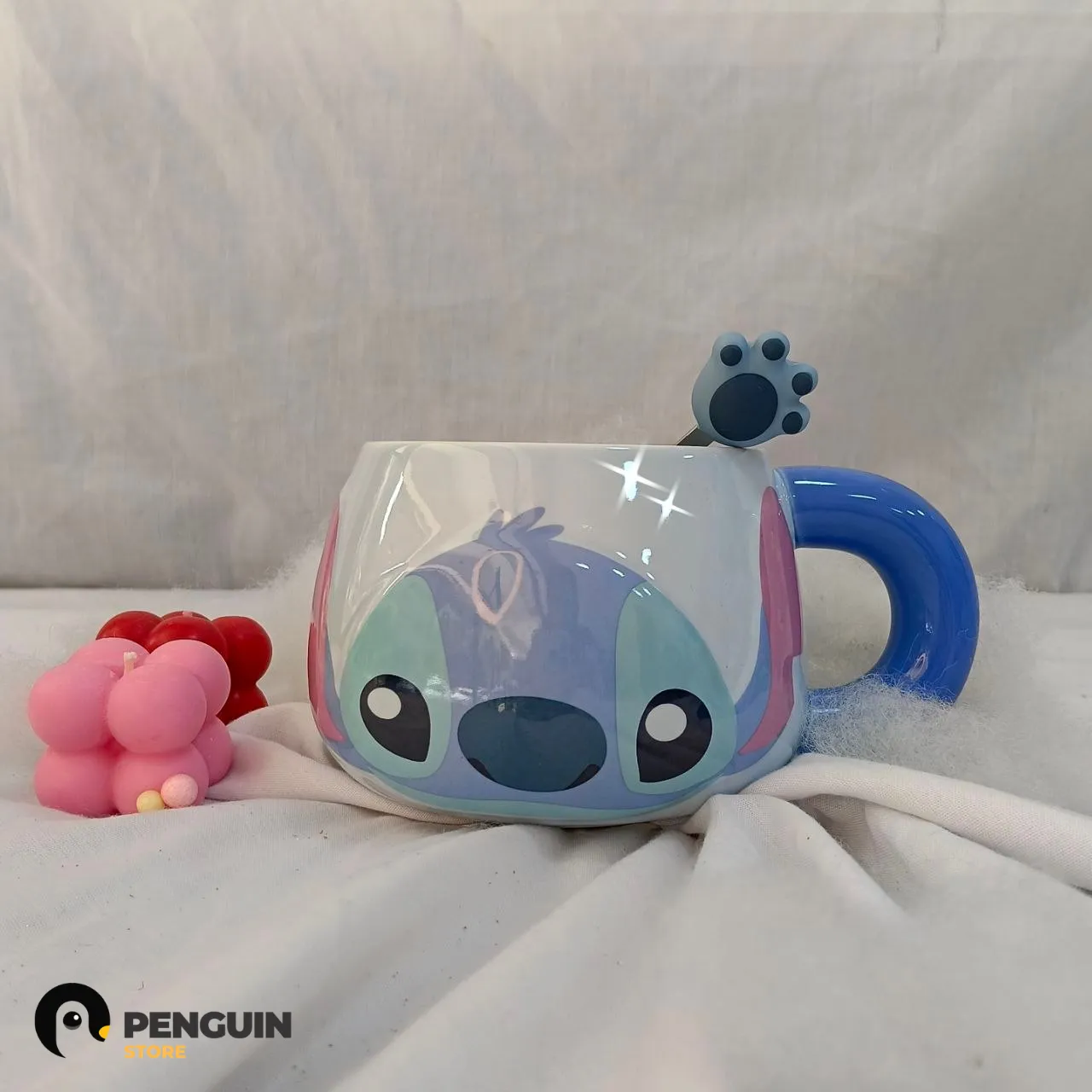 مج "ستيتش" (Stitch) بـ معلقة الكف (Paw Spoon) - مج سيراميك أبيض بـ يد زرقاء وتصميم ديزني الأيقوني للروقان والبهجة 💙✨☕