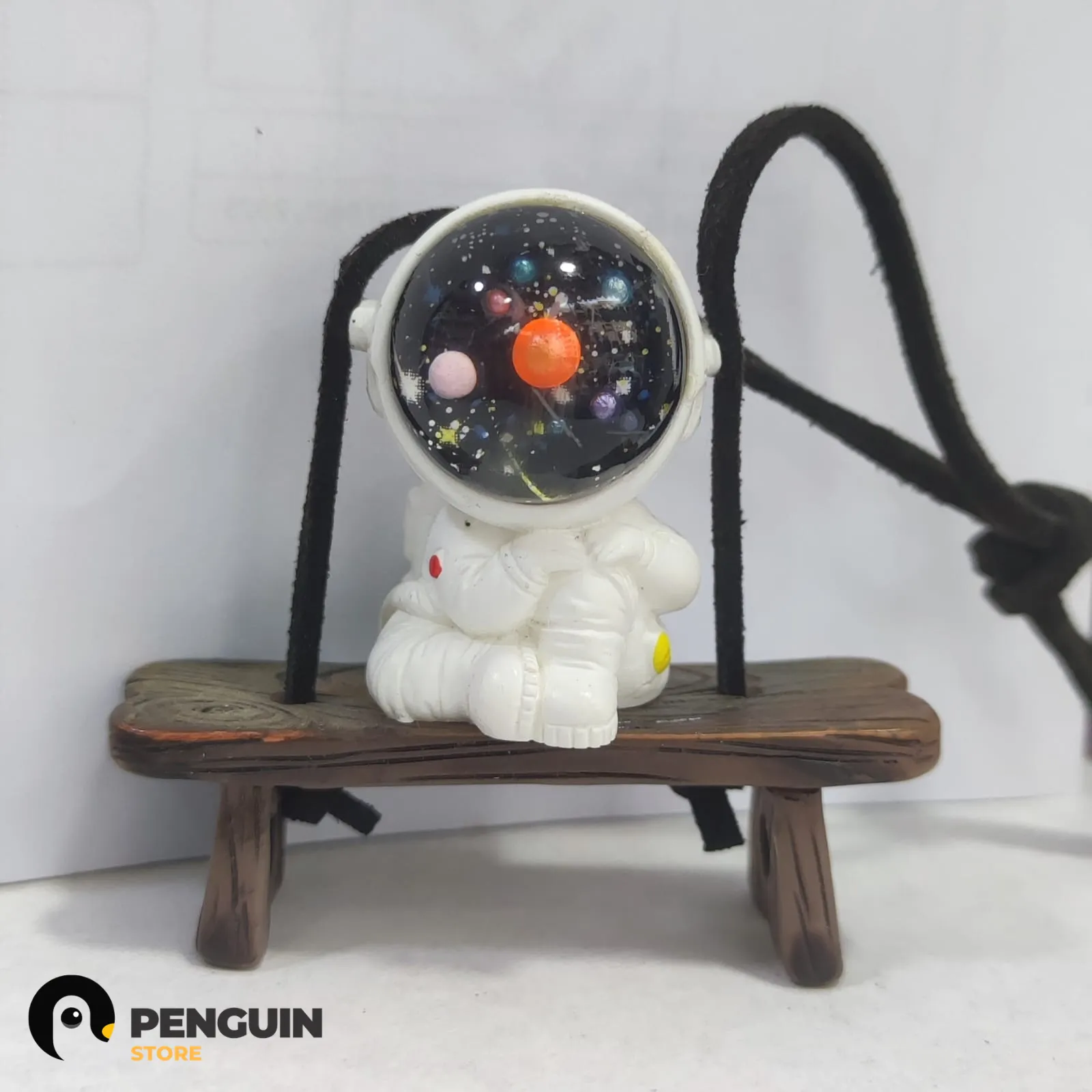 دلاية "رائد فضاء" على مقعد خشبي - إكسسوار مرآة السيارة بتصميم "خوذة المجرة" والـ Aesthetic المودرن من Penguin Store 🧑‍🚀🌌✨