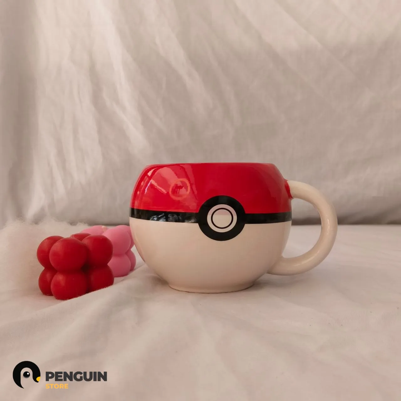 مج "بوكيمون" (Poké Ball) ثري دي - مج سيراميك بتصميم أيقوني لزوم الطاقة والروقان من كولكشن Penguin Store 🔴⚪️☕️