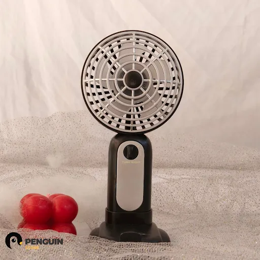 مروحة "بلاك آند سيلفر" (Black & Silver) الإليجانت 2 في 1 - مروحة مكتب ويد بـ هولدر للموبايل وشحن USB للشياكة والروقان 🖤